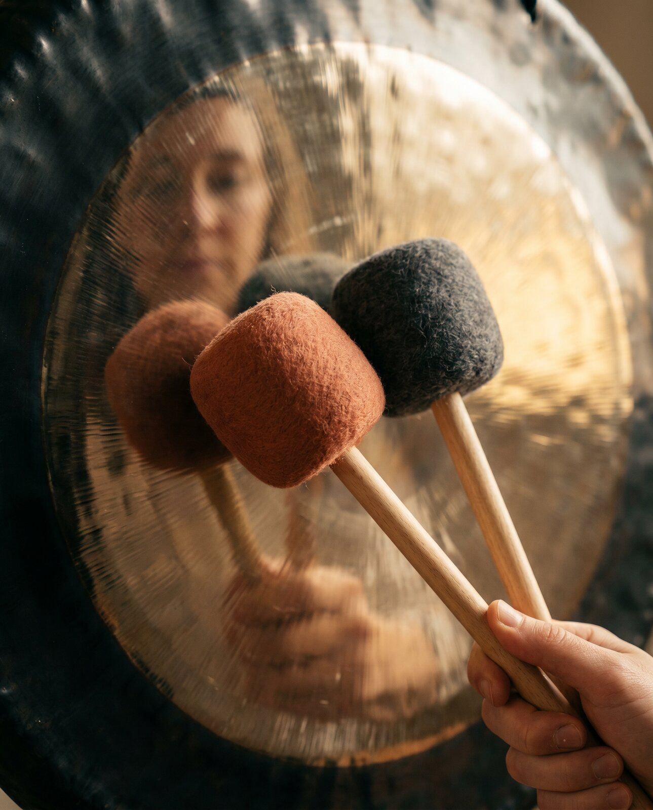 Paiste Symphonic Gong 32 Zoll, Nahaufnahme beim Spielen mit zwei Mallets